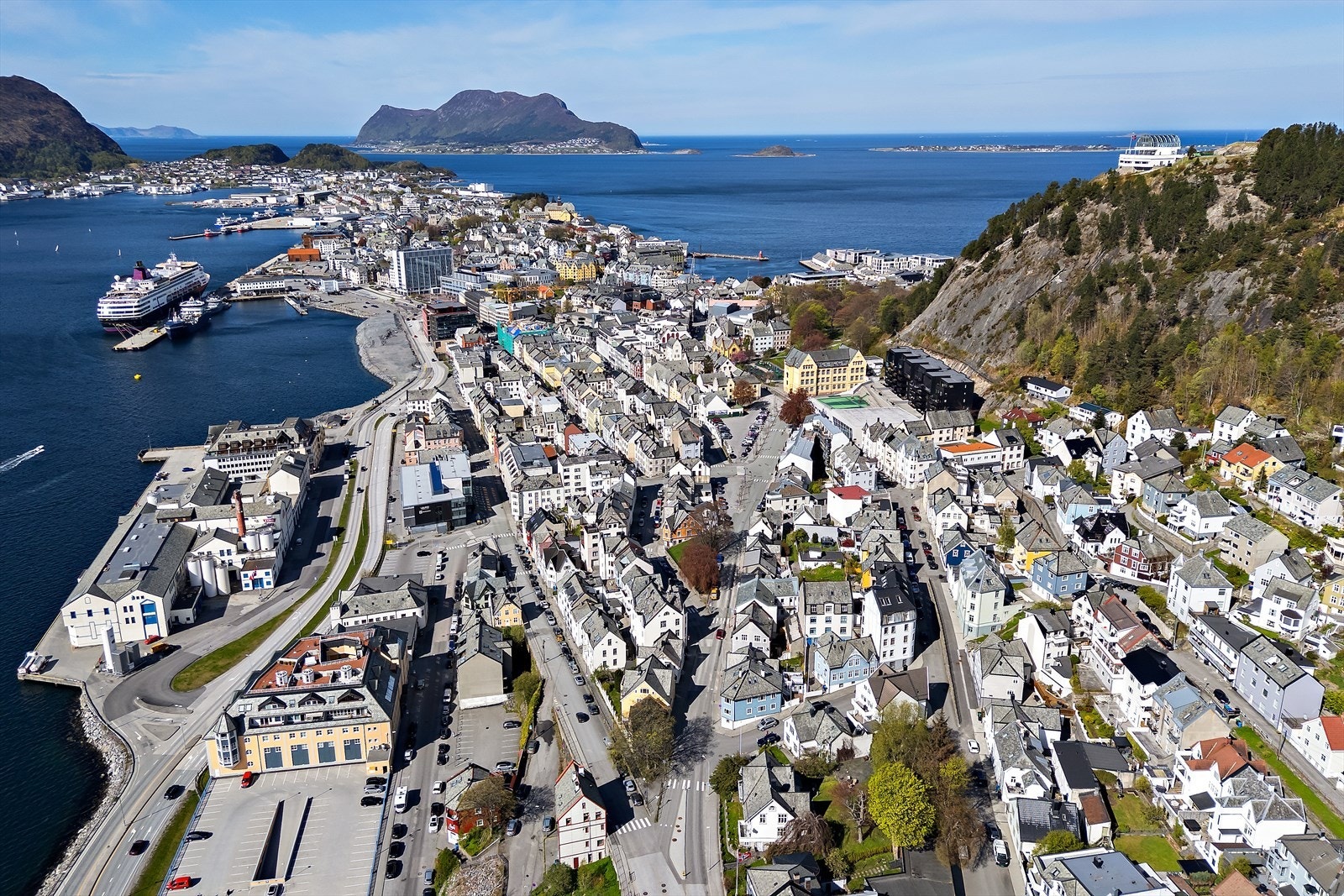 Fra leiligheten er det gåavstand til alt sentrum har å by på. Galleribilde