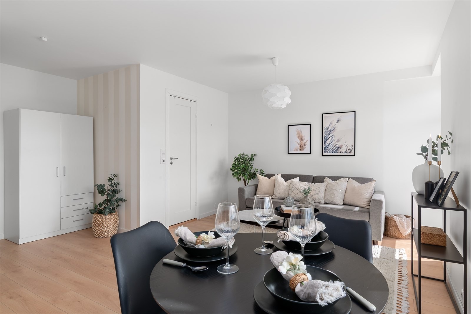 Det er også mulig å sette inn et spisebord på stuen. Galleribilde