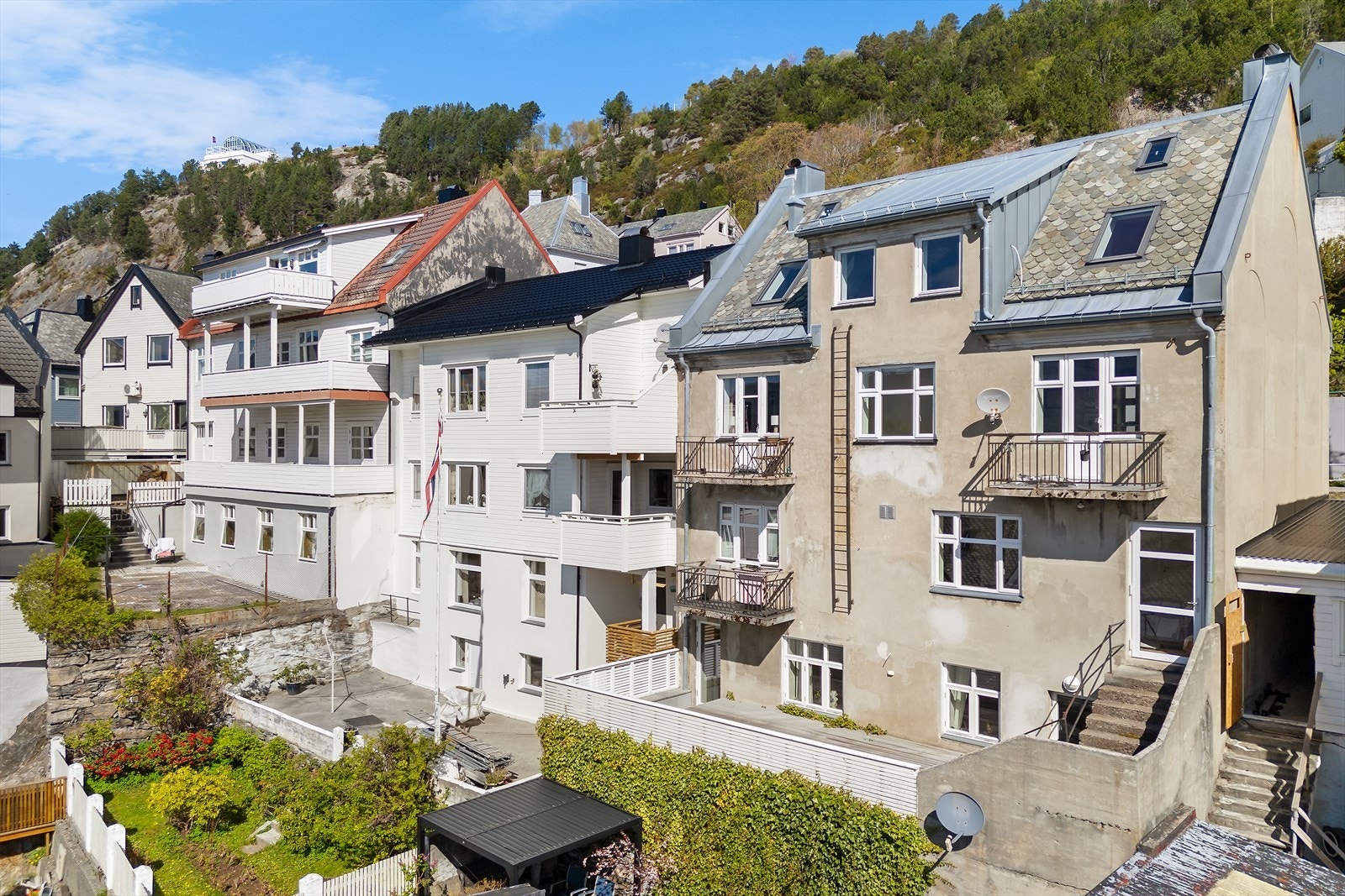 Leiligheten ligger i 1. etasje i dette murbygget i Ålesund sentrum. Galleribilde