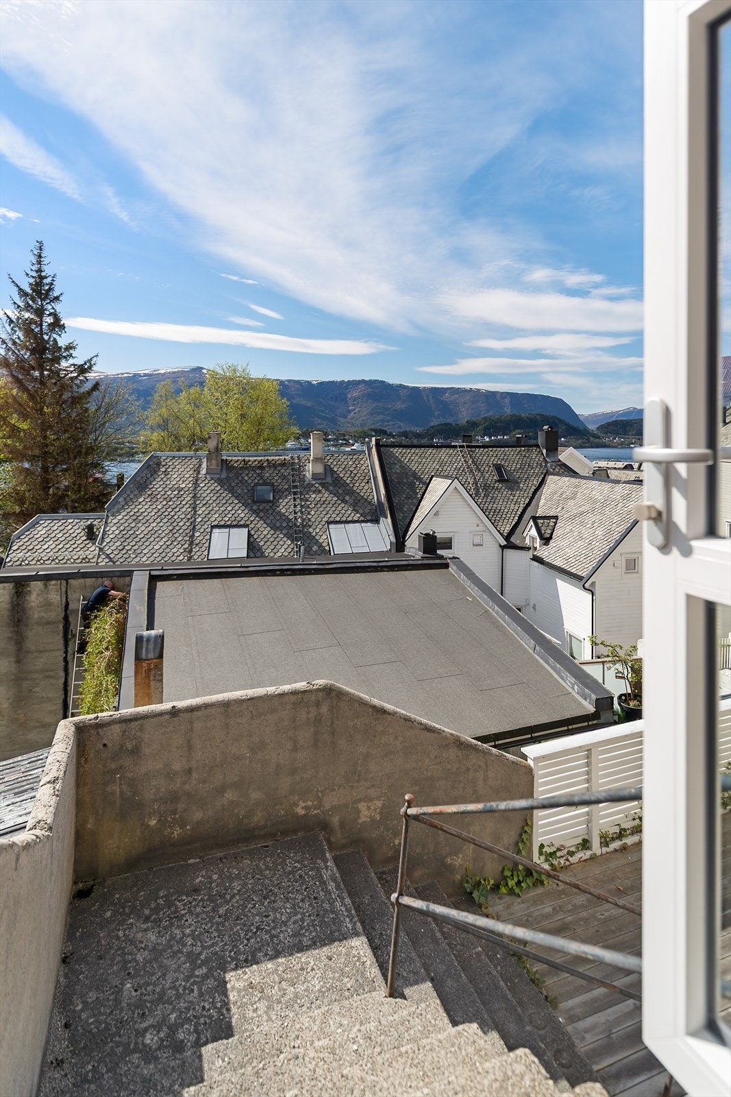 På stuen er det en verandadør som kan åpnes for god lufting på varme sommerdager. Galleribilde