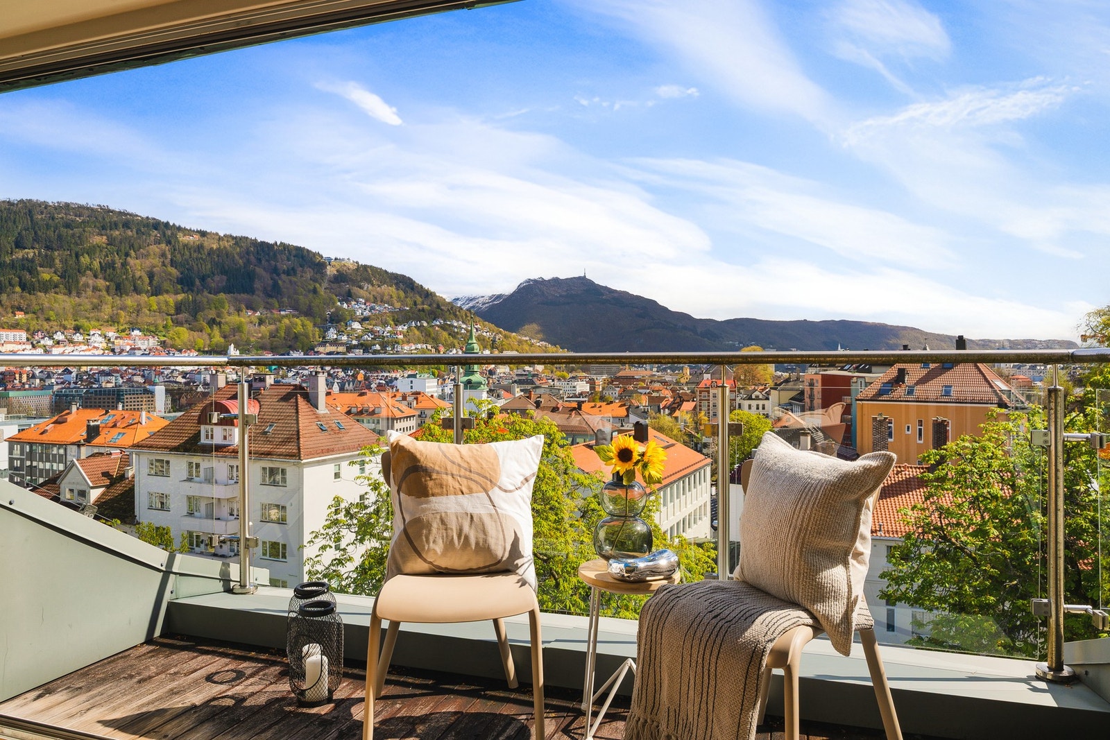 Fra stuen er det utgang til en nydelig takterrasse Galleribilde