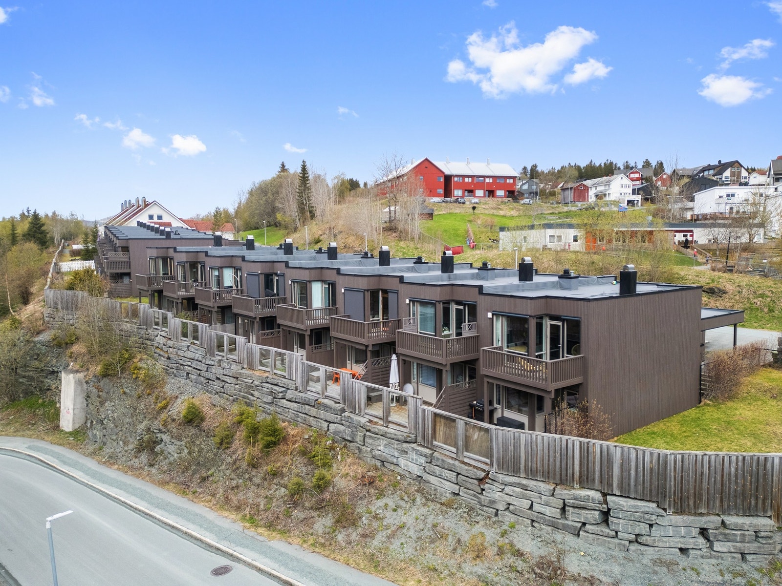 Hver bolig har egen carport. I tillegg har borettslaget 3 gjesteparkeringsplasser. Galleribilde