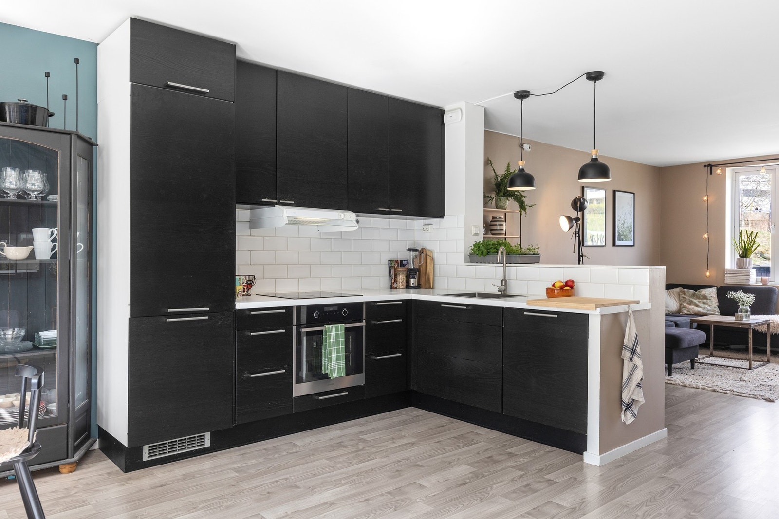 Kjøkkenet har godt med skap- og benkeplass. Laminat benkeplate med nedfelt oppvaskkum i metall. Integrert platetopp, stekeovn, oppvaskmaskin og kjøl/fryseskap. Galleribilde