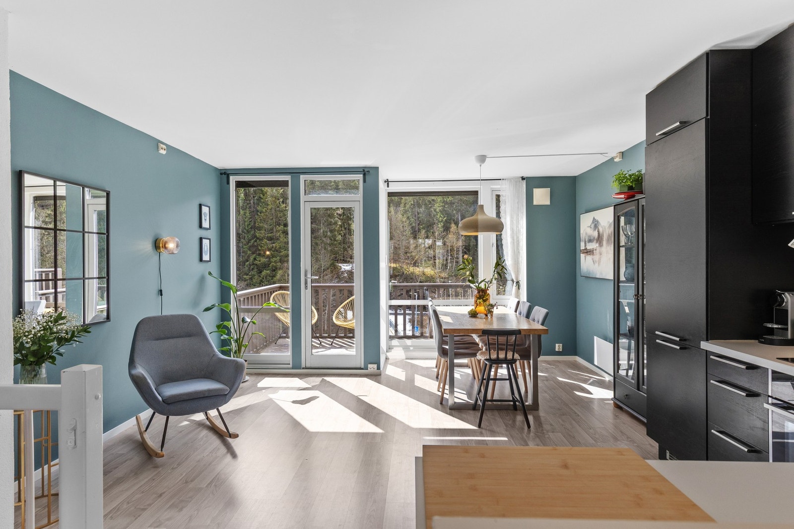 Spisestuen gir god plass til et generøst spisebord og legger til rette for hyggelige middager med familie og venner. Galleribilde