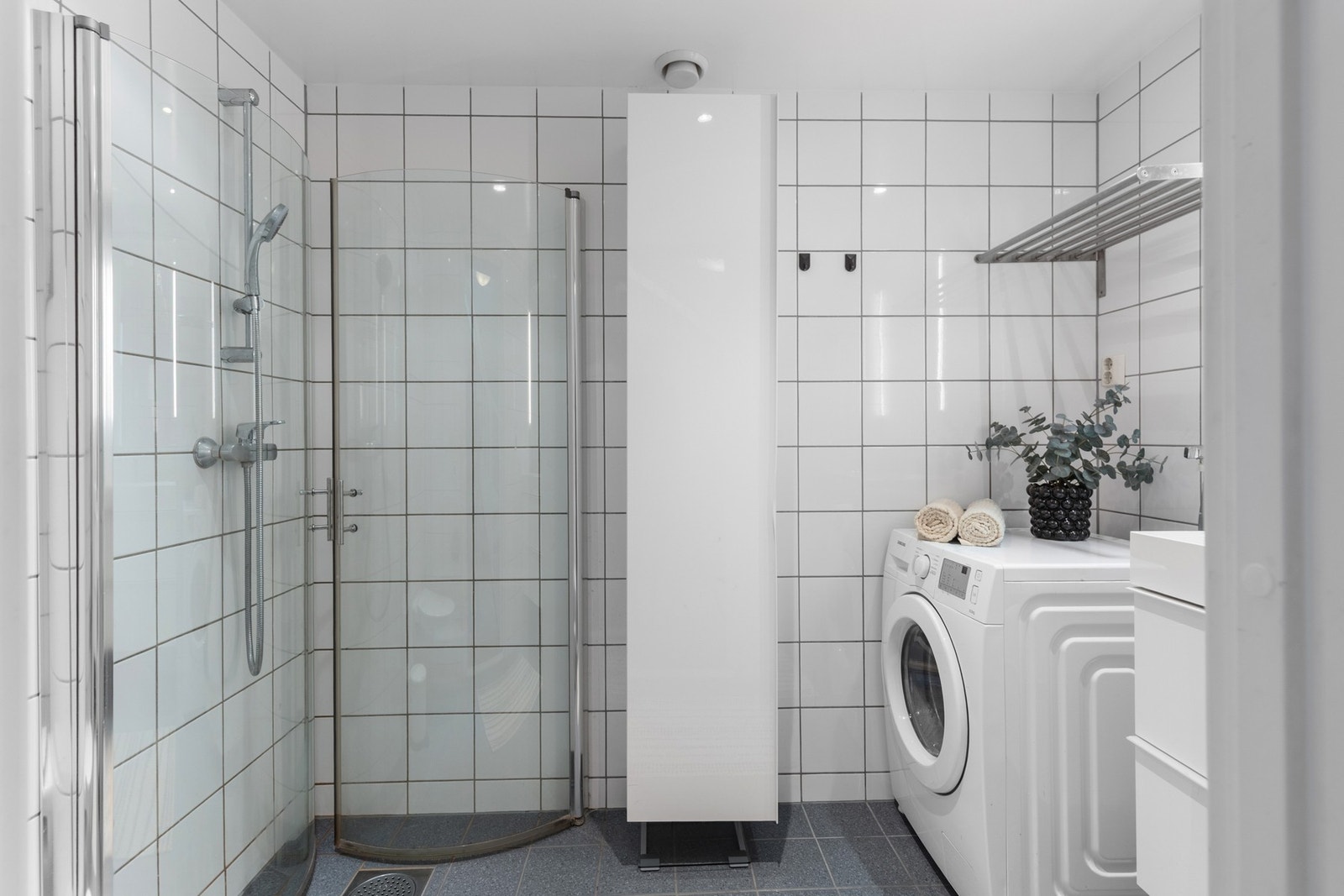 Det er kran og avløp for vaskemaskin. Galleribilde