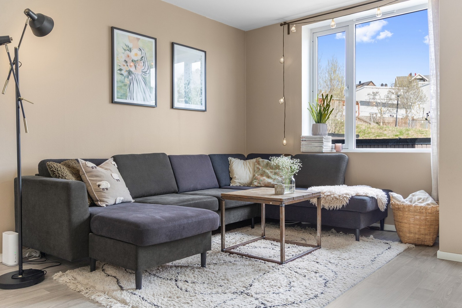 God plass til en romslig sofagruppe med bord. Galleribilde