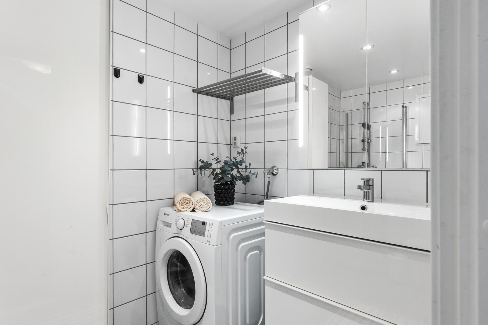 Badet er flislagt med varmekabler i gulv. Galleribilde