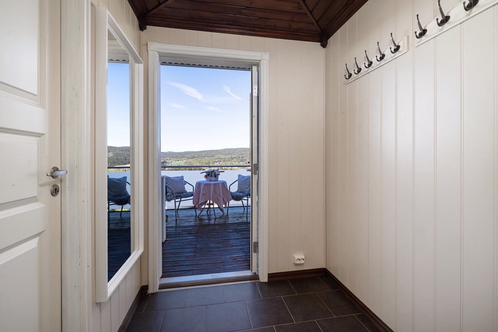 Fra entréen er det direkte utgang til verandaen. Galleribilde