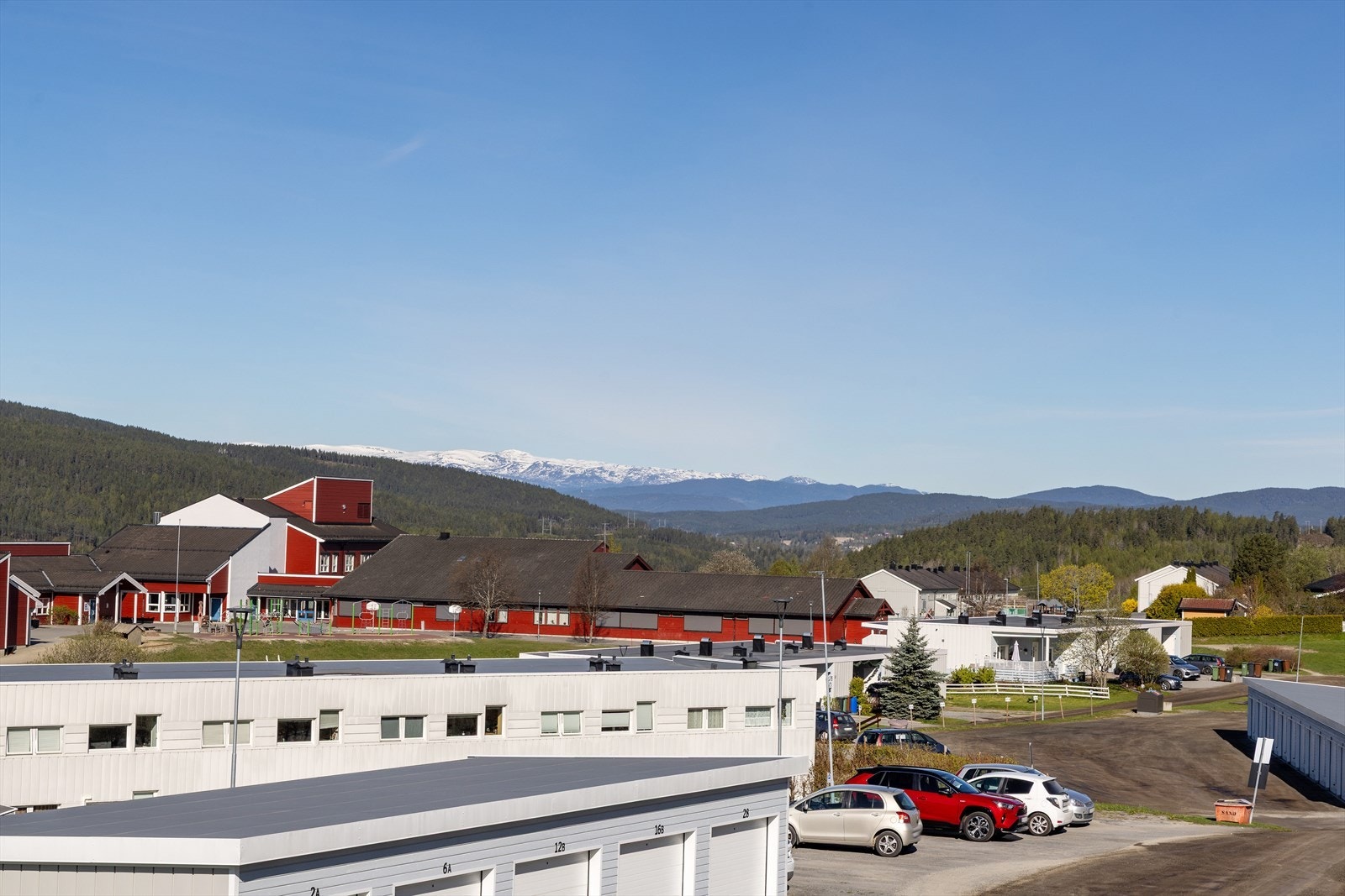 Fra boligen er det kort gangavstand til Helgerud skole og Heradsbygda barnehage. Galleribilde