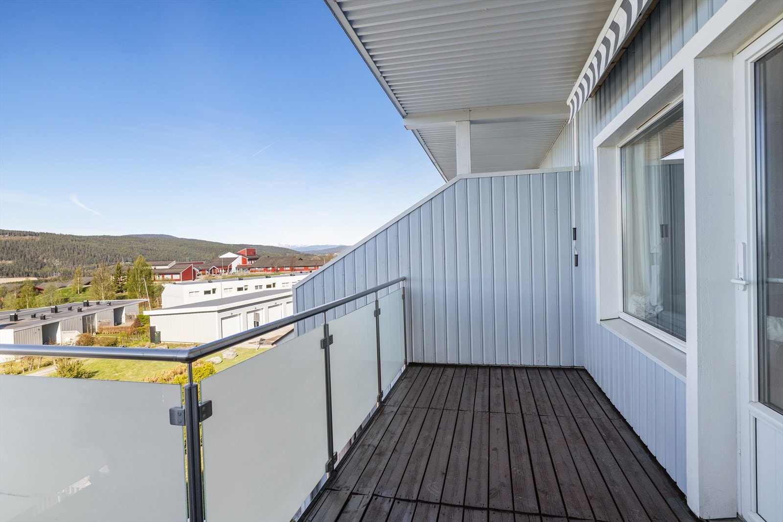 Den romslige verandaen har god plass til en sittegruppe. Galleribilde