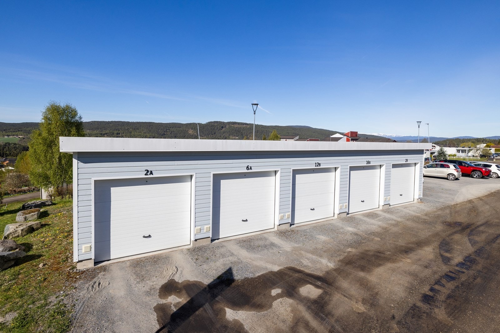 Andelen disponerer en garasjeplass i et fellesanlegg fra 2018, utstyrt med elektrisk portåpner. Galleribilde
