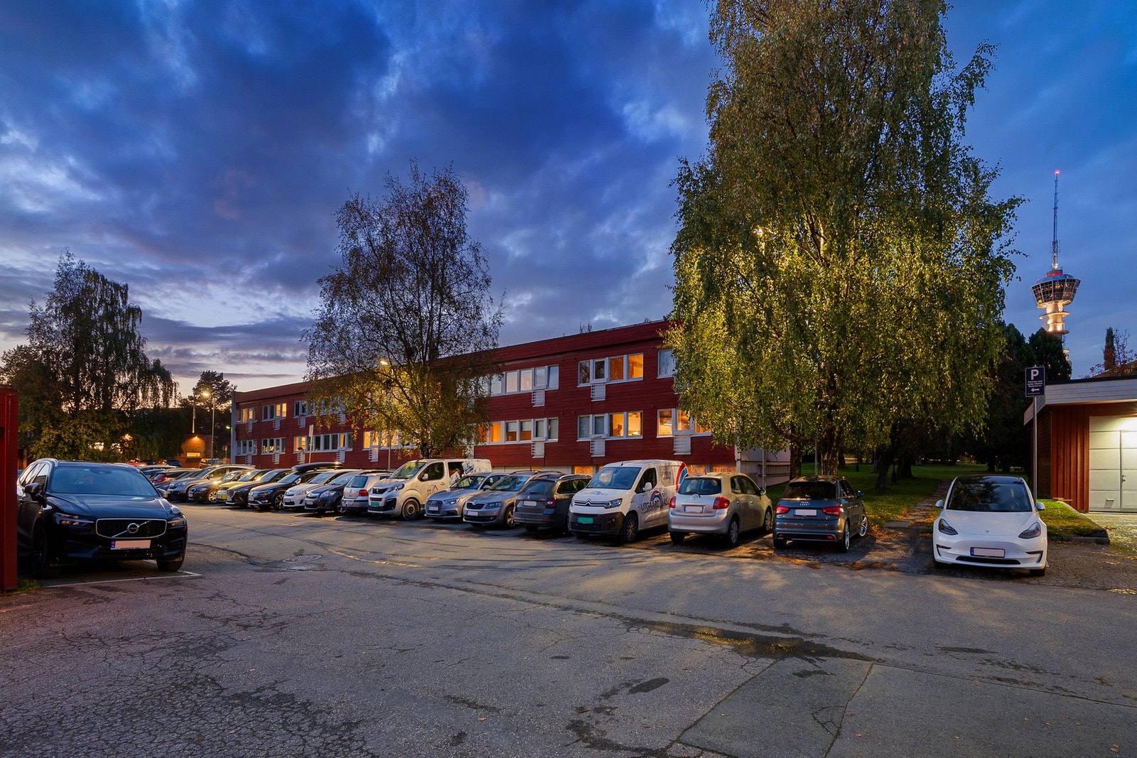 P-plasser kort vei fra leiligheten. Mulighet for el-billading på uteparkering , som da må søkes om til borettslaget. Galleribilde