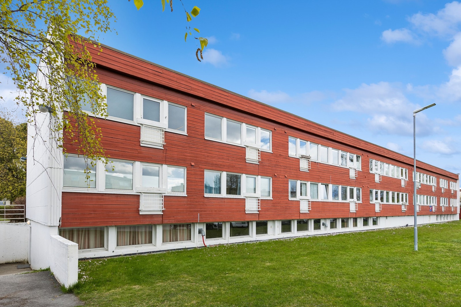 Grønne områder utenfor blokka. Det vil bli etablert balkonger til leilighetene. Galleribilde