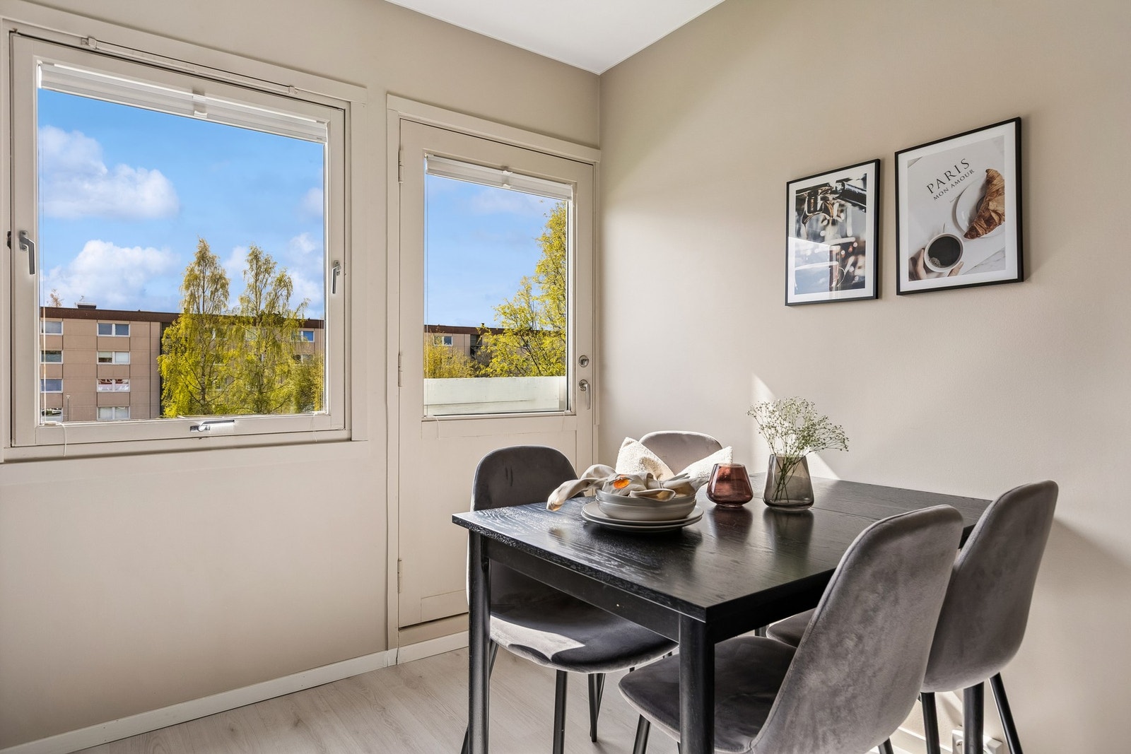 Det foreligger godkjennelse for oppføring av nye balkonger. Tiltaket vil bli utført i regi av borettslaget. Galleribilde