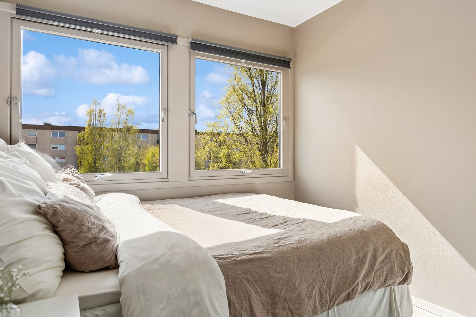 Soverommet holder samme standard og stil som leiligheten for øvrig - lyst og pent. Galleribilde