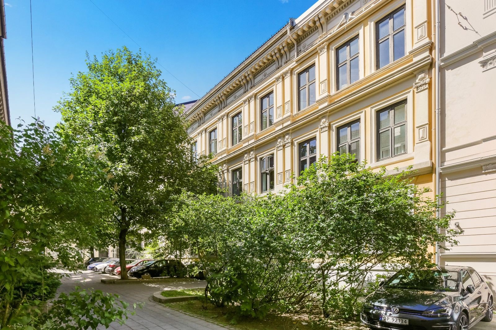 Gaten er enveiskjørt og rolig. Galleribilde