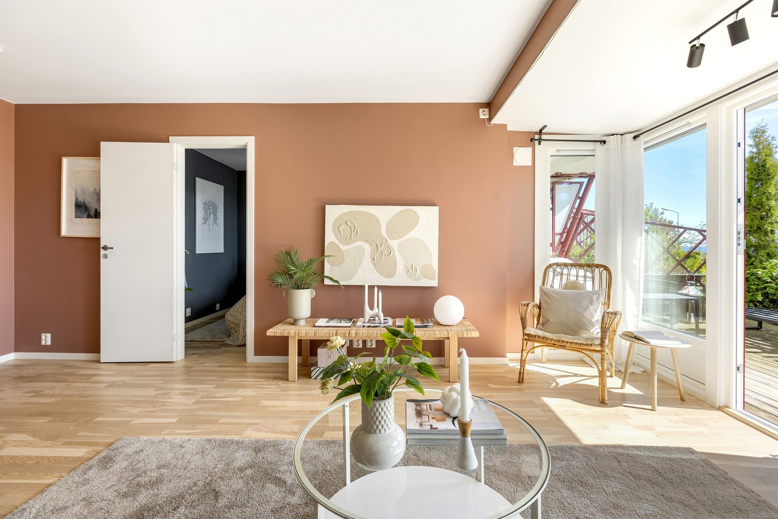 Leiligheten har store vindusflater som slipper inn mye naturlig lys. Galleribilde