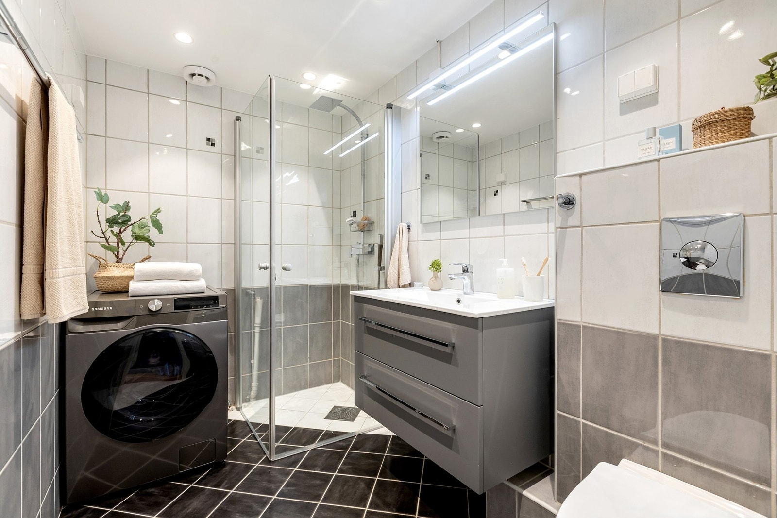 Badet er av god størrelse med plass til vaskemaskin og tørketrommel. Baderomsmøbler ble oppgradert i 2022. Galleribilde