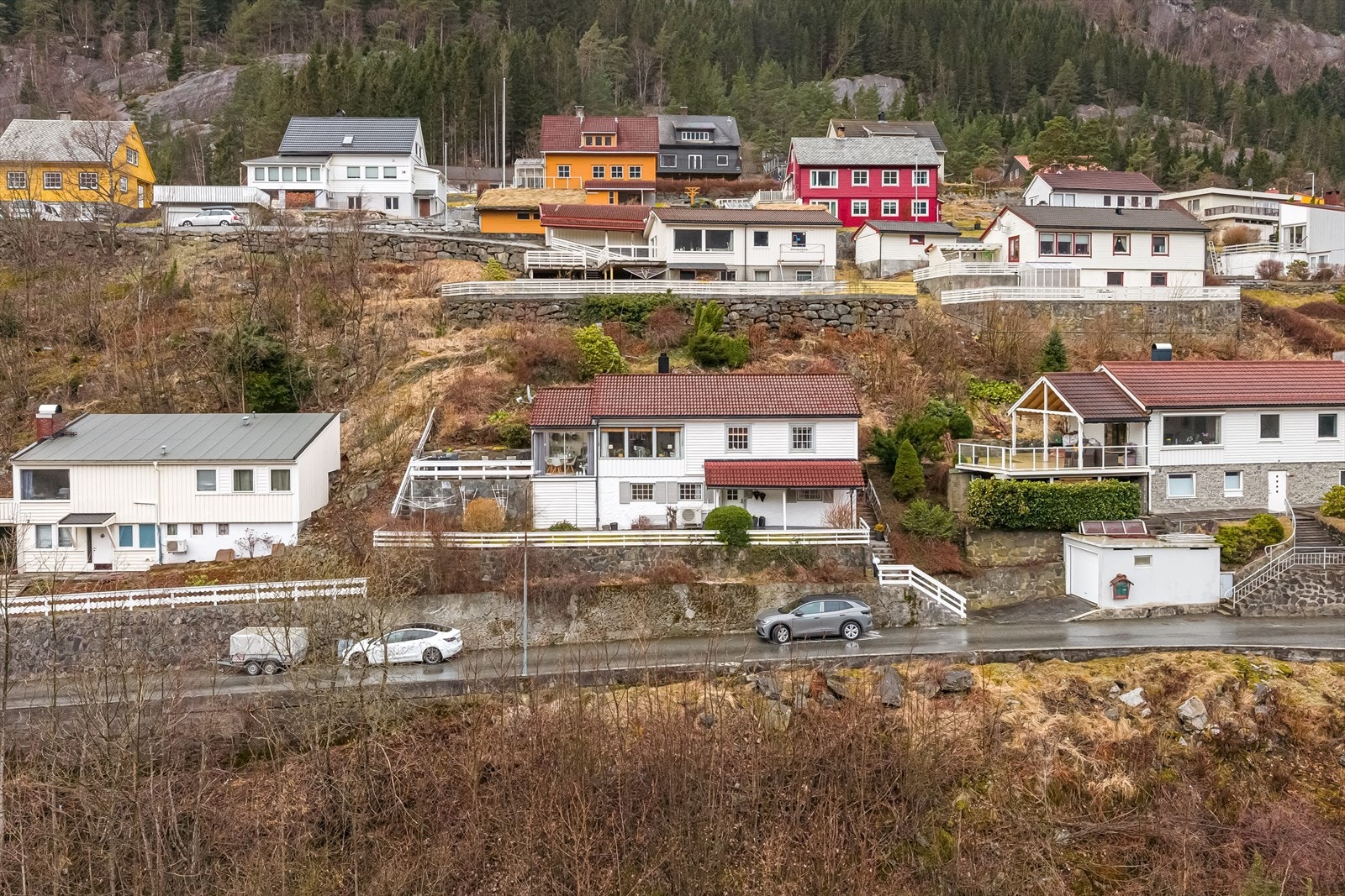 Eneboligen har en strålende beliggenhet i et svært etablert og rolig boligområde. Galleribilde