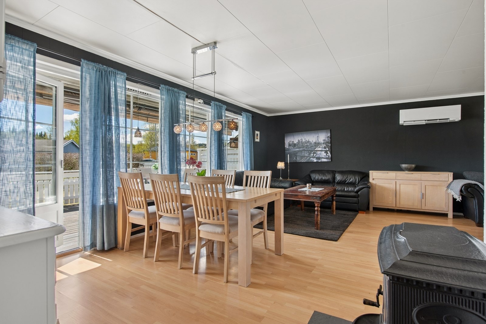 Fra spisestuedelen er det direkte utgang til den store terrassen via balkongdør med 3-lags isolerglass. Galleribilde