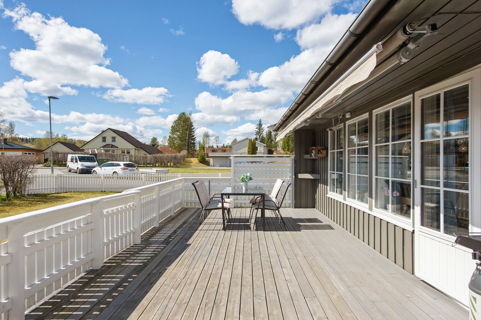 Fra stuen er det utgang til en stor terrasse med god plass til utemøbler. Galleribilde