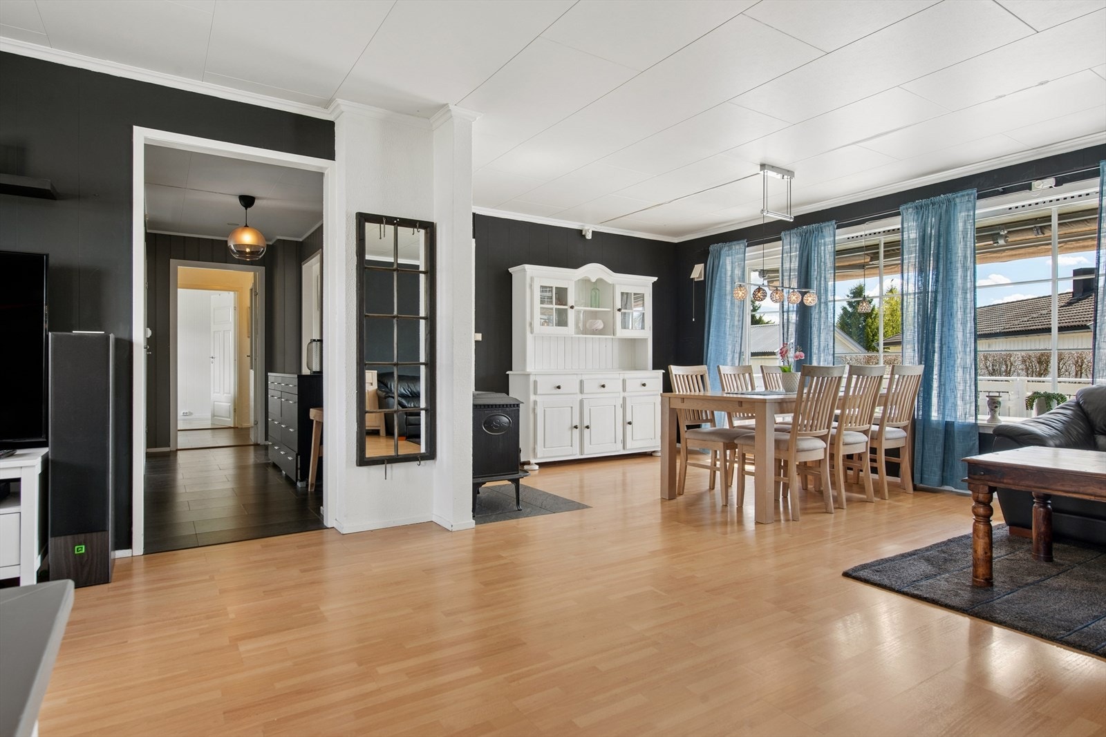 Stuen er romslig og har god plass til både spisebord og sofagruppe. Galleribilde