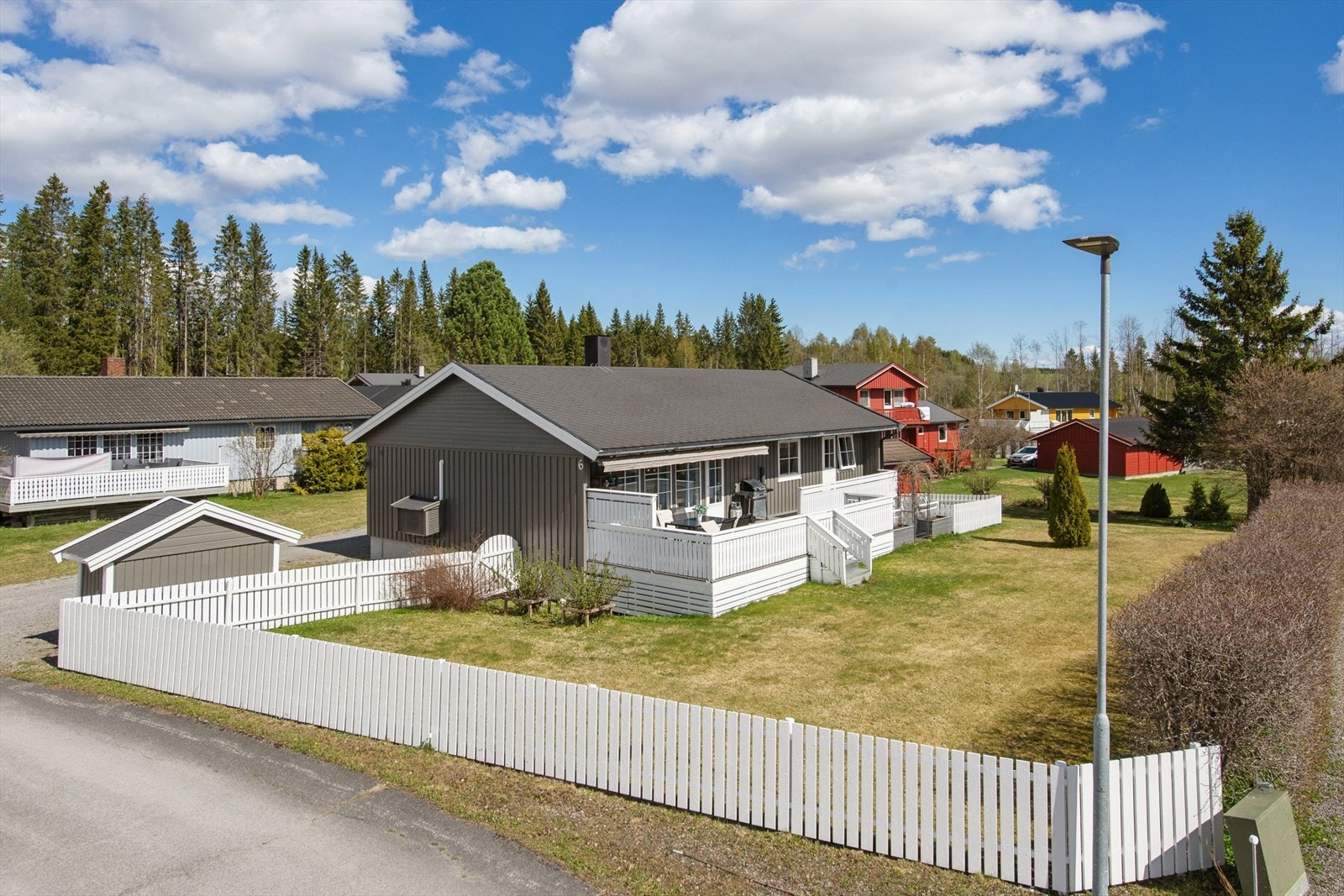 Eneboligen ligger i et etablert og familievennlig boligområde på Bøverbru, med kort vei til barnehage og skole. Galleribilde