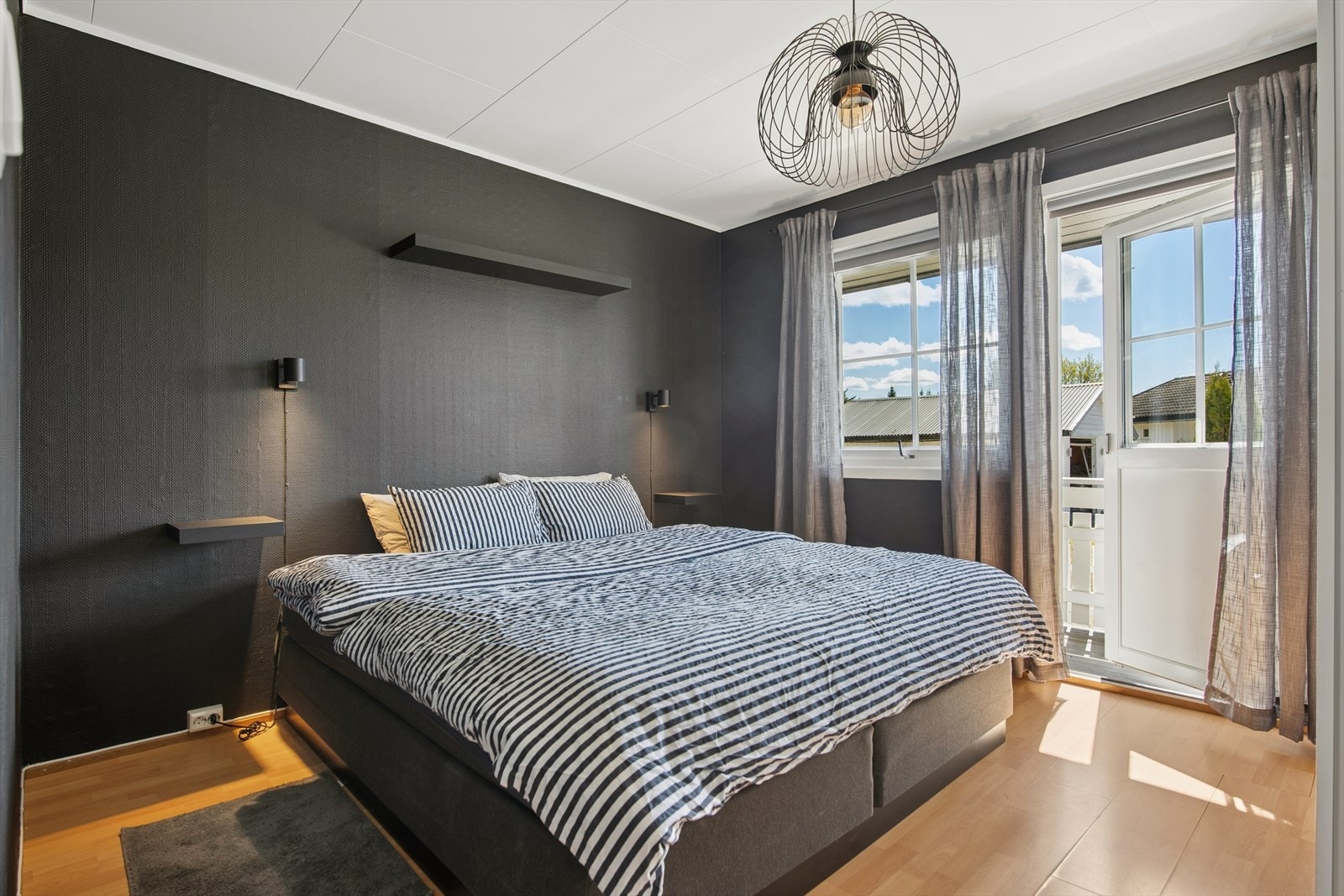 Hovedsoverommet har utgang til den solrike terrassen. Galleribilde