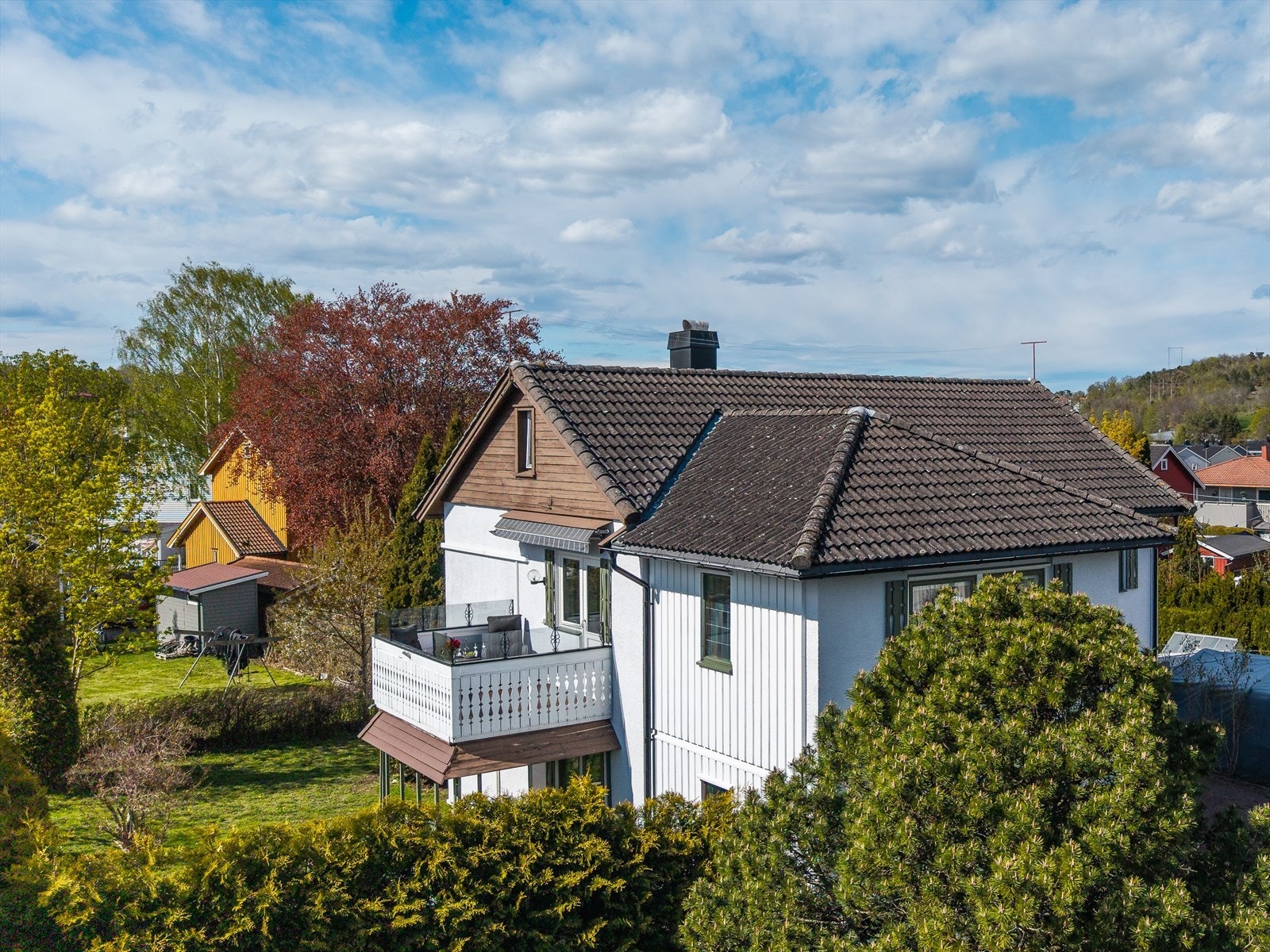 Denne seksjonen disponerer hagedelen mot veien, pent opparbeidet med plen og beplantning. Galleribilde