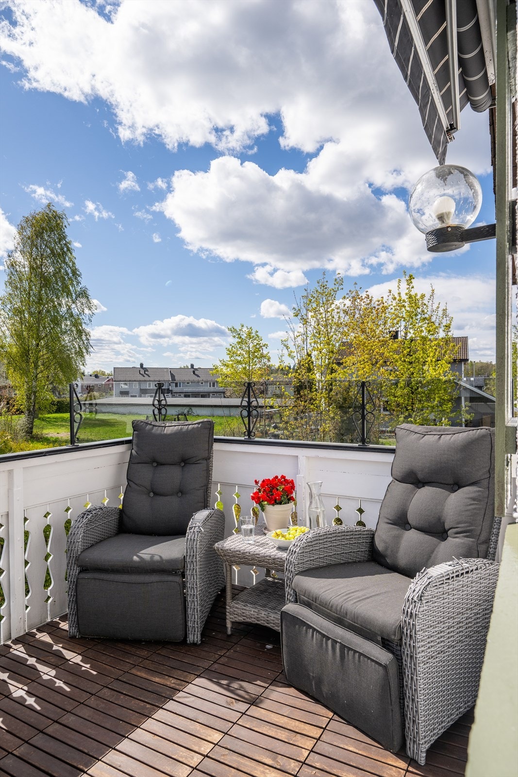 Her er det god plass til utemøbler for å nyte fine dager. Galleribilde