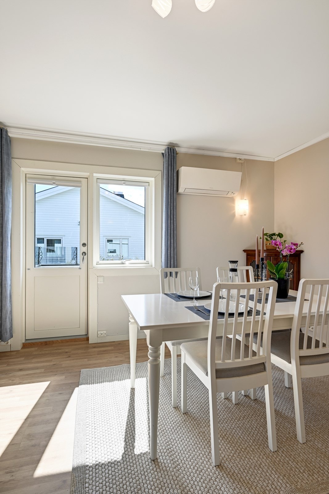Fra spisestuen er det direkte utgang til balkongen. Galleribilde