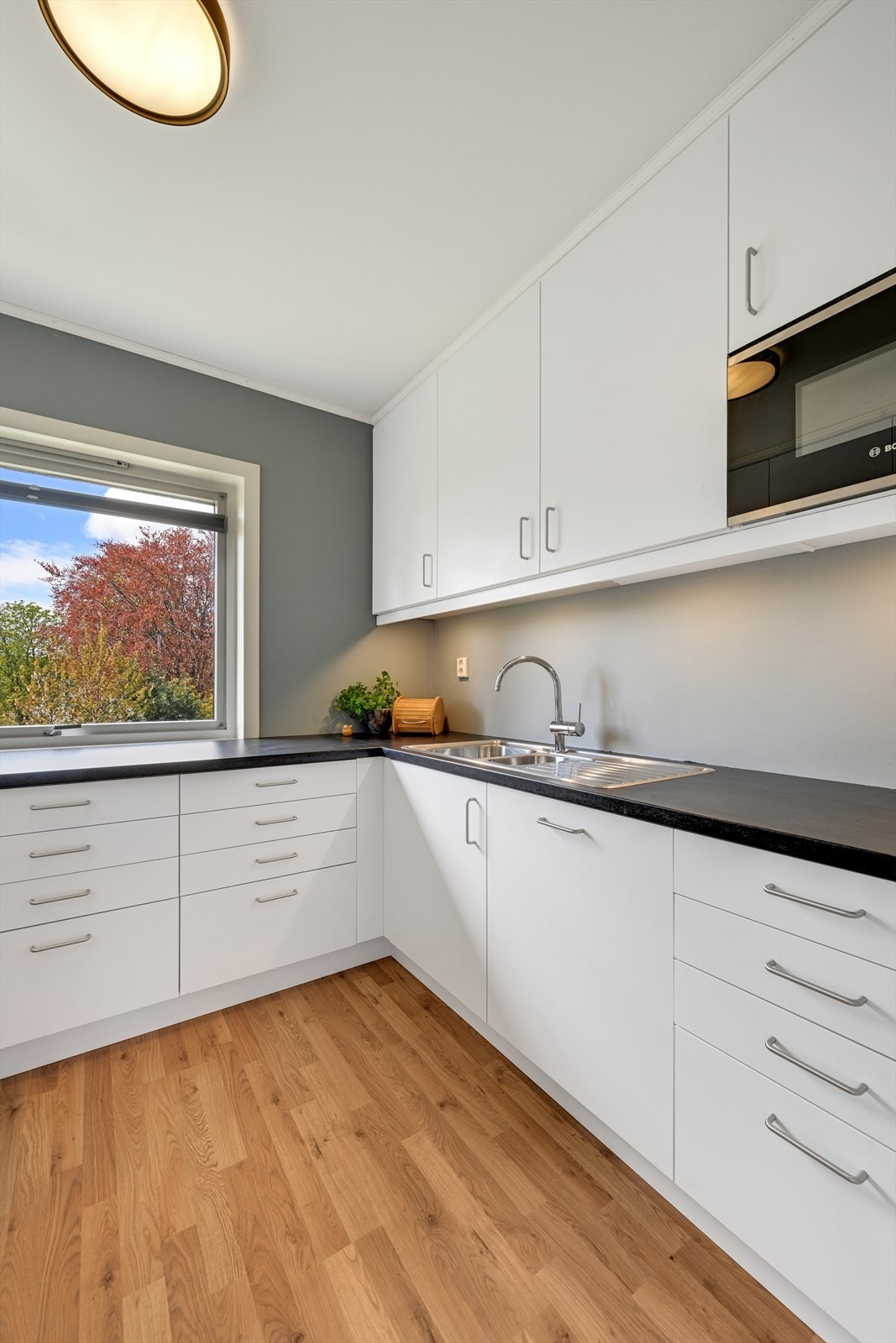 Laminatbenkeplate og glatte fronter gir et rent uttrykk. Rommet har mekanisk avtrekksventilasjon. Galleribilde