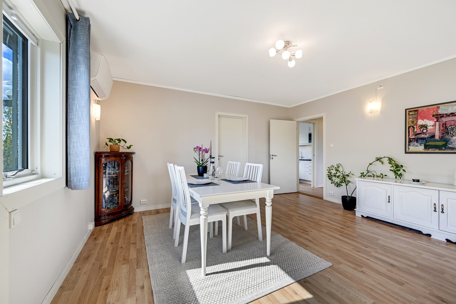 Spisestuen ligger i åpen forbindelse med stuen og har enkel adkomst til kjøkkenet. Galleribilde