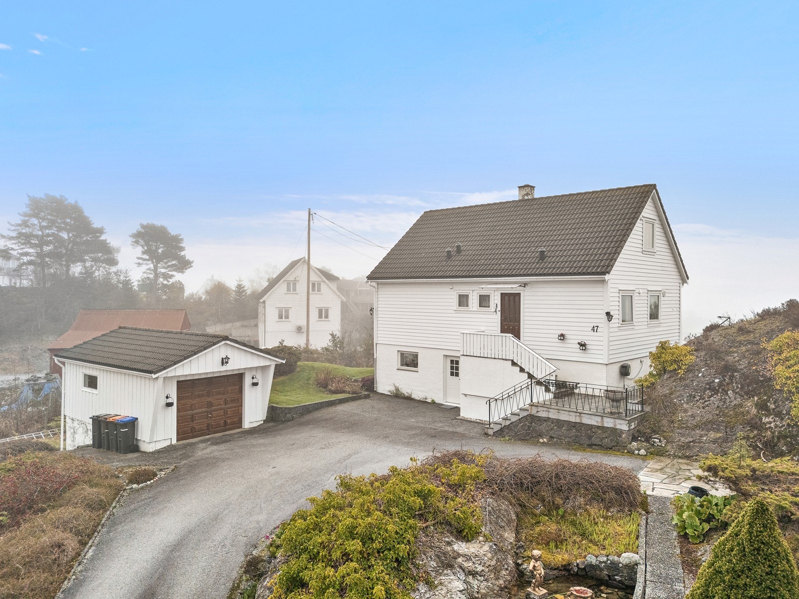 Innholdsrik enebolig med solrik uteområder, hage og garasje Galleribilde
