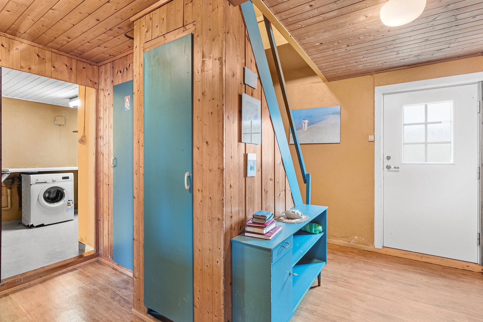 Kjelleren inneholder entré/gang med trapp, to boder og en romslig kjellerstue Galleribilde