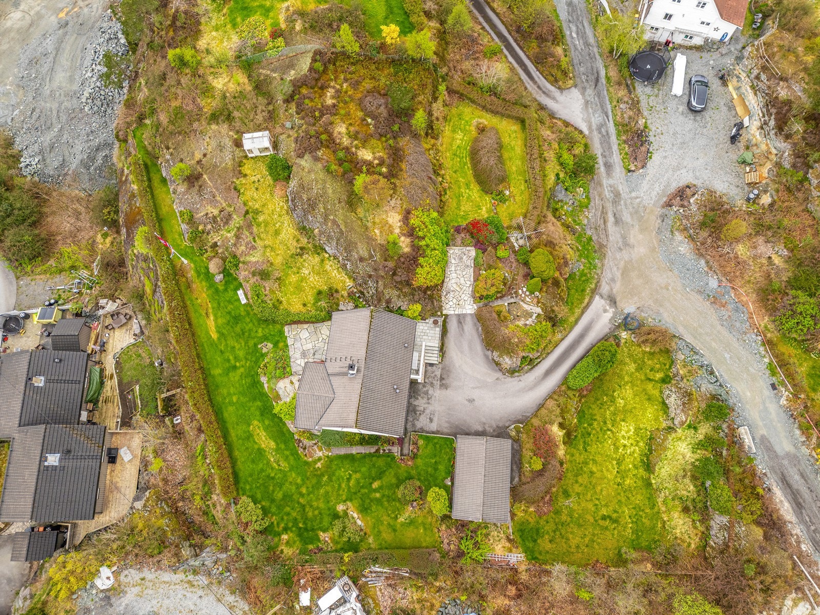 Tomten er romslig og består av totalt ca. 2 236,30 m² fordelt på to gårds- og bruksnummer. Galleribilde