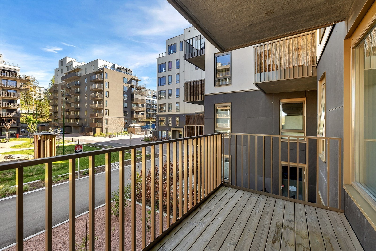 God plass til utemøblement, grill og planter. Galleribilde