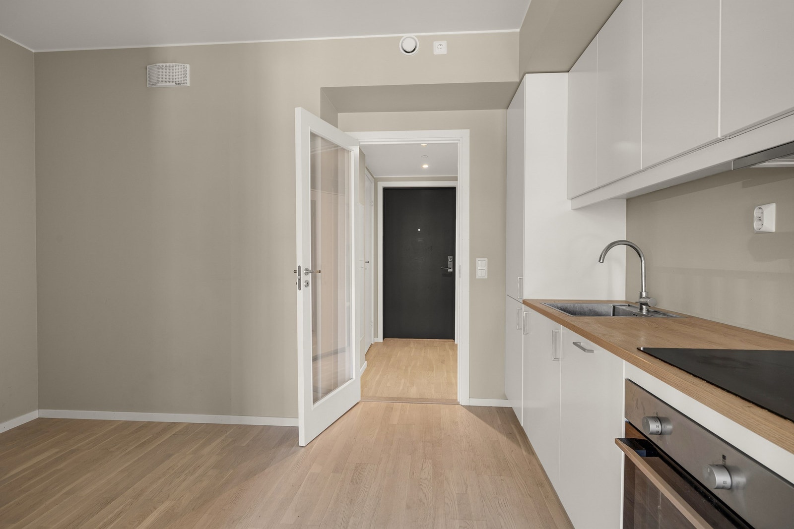 God plass til oppbevaring av kjøkkenredskaper i store over -og underskap, samt gode arbeidsflater for matlaging. Galleribilde