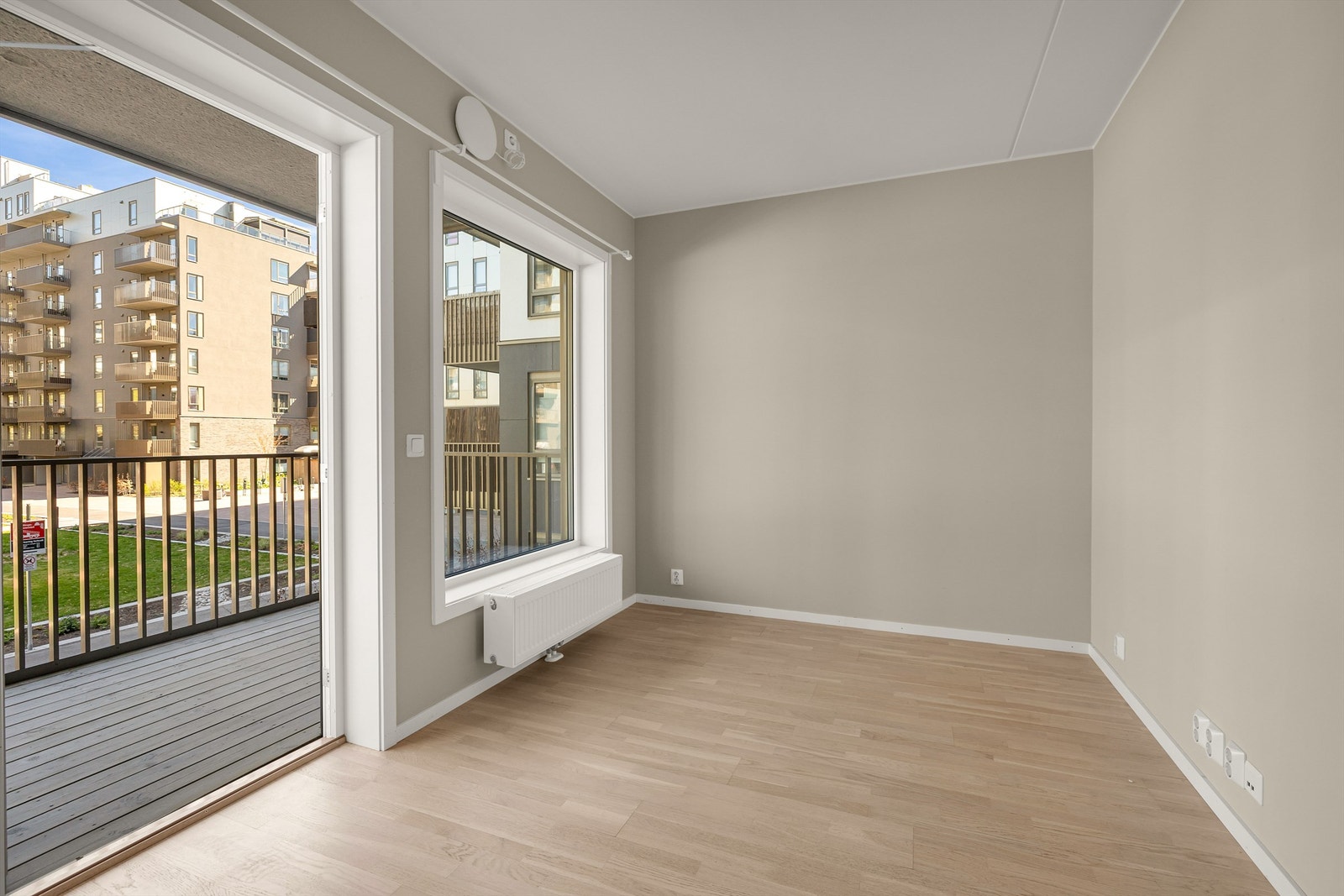 God plass til sofaseksjon, stuebord og tv-benk. Galleribilde