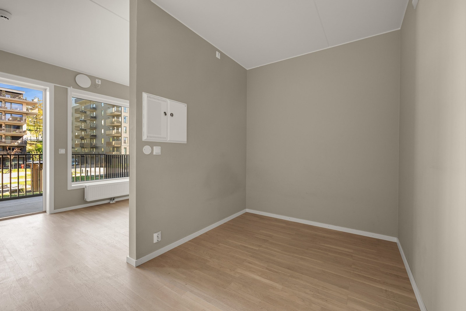 Leiligheten oppvarmes av radiatorer og har balansert ventilasjon. Galleribilde