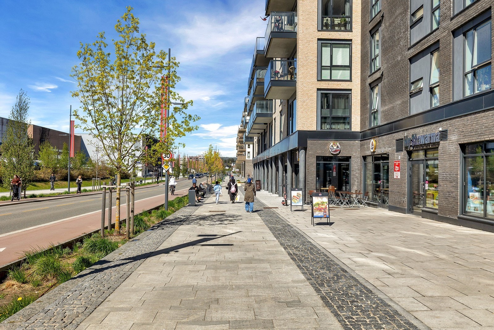 Området er i spennende utvikling, hvor Skårersletta transformeres til Lørenskogs nye sentrumsgate med et voksende tilbud av serveringssteder og butikker. Galleribilde