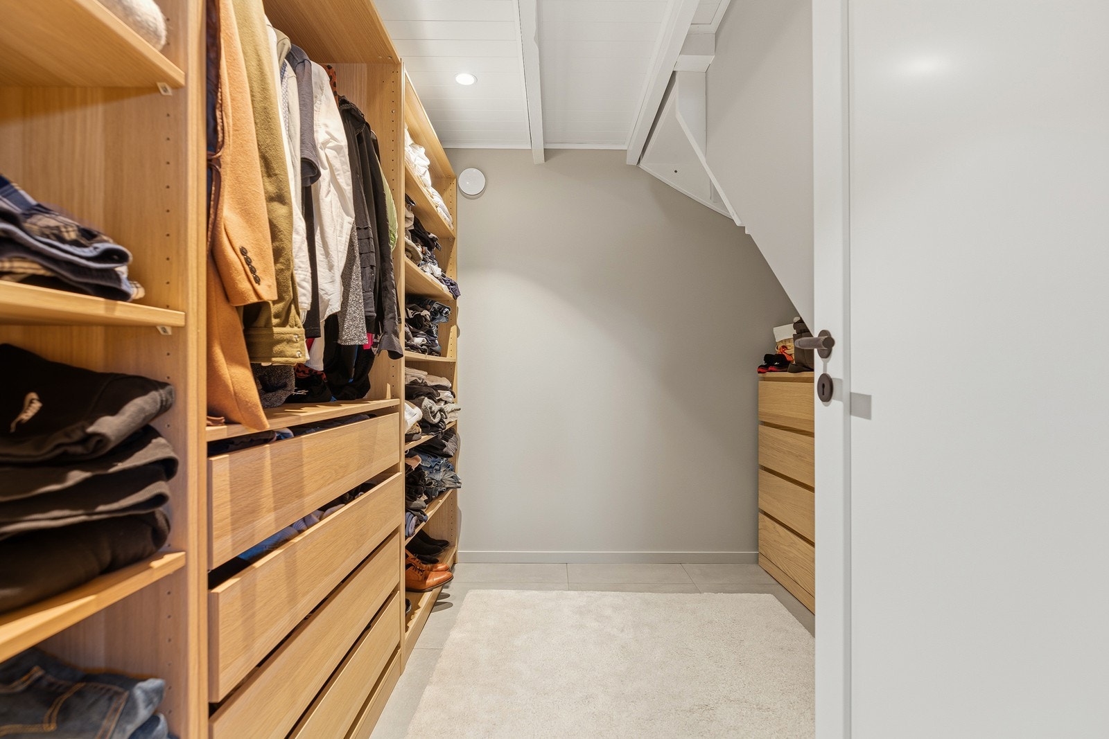 Det er innredet bod som garderobe i kjelleren - perfekt til oppbevaring Galleribilde