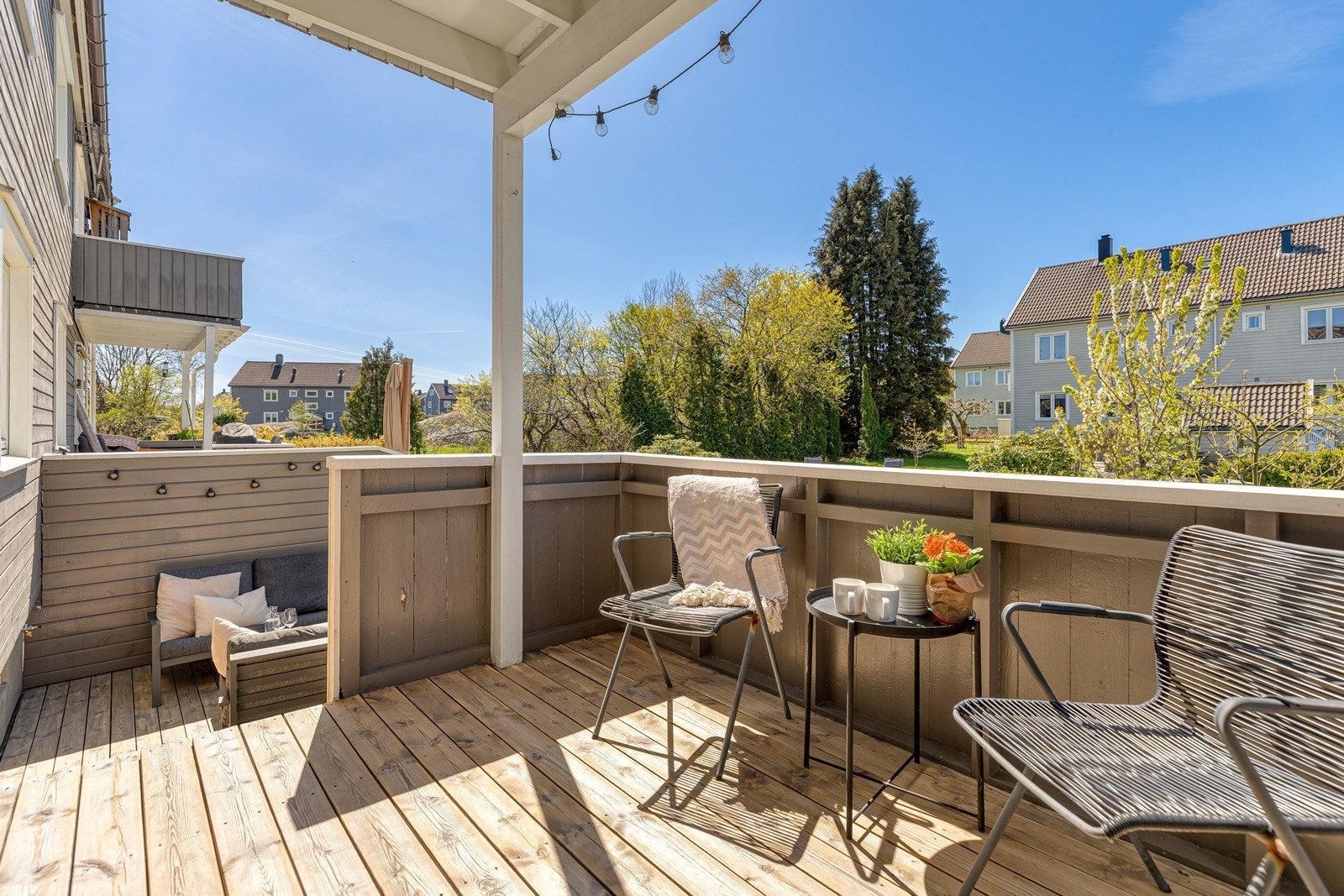 Ut fra stuen har du en deilig sørvest vendt veranda og tilhørende hageparsell med terrasse, plen og platting Galleribilde