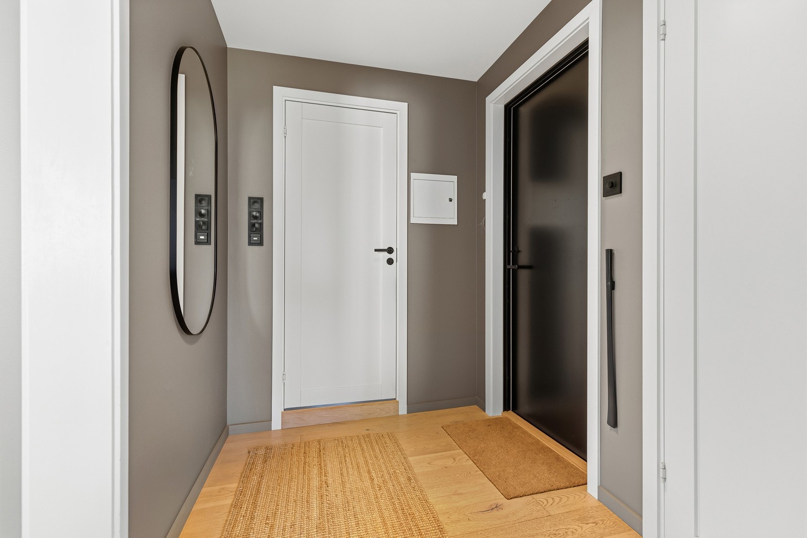 Hyggelig entre med garderobe-rom Galleribilde