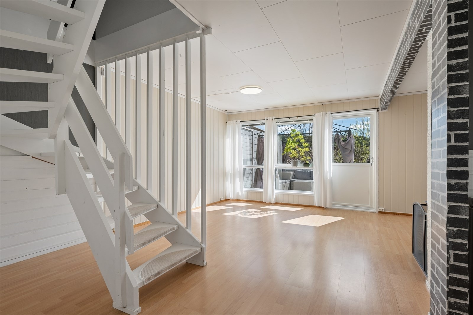 Boligen har en praktisk og fin planløsning - oppholdsrom nede og soverom i andre etasje. Galleribilde