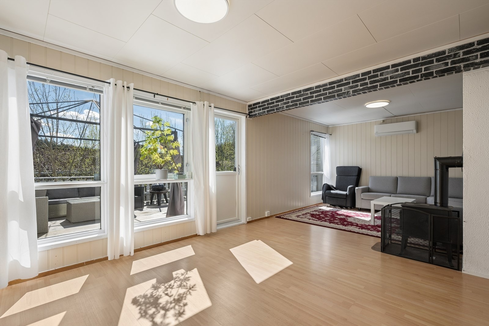 De store, gode vinduene slipper inn rikelig med naturlig lys! Galleribilde