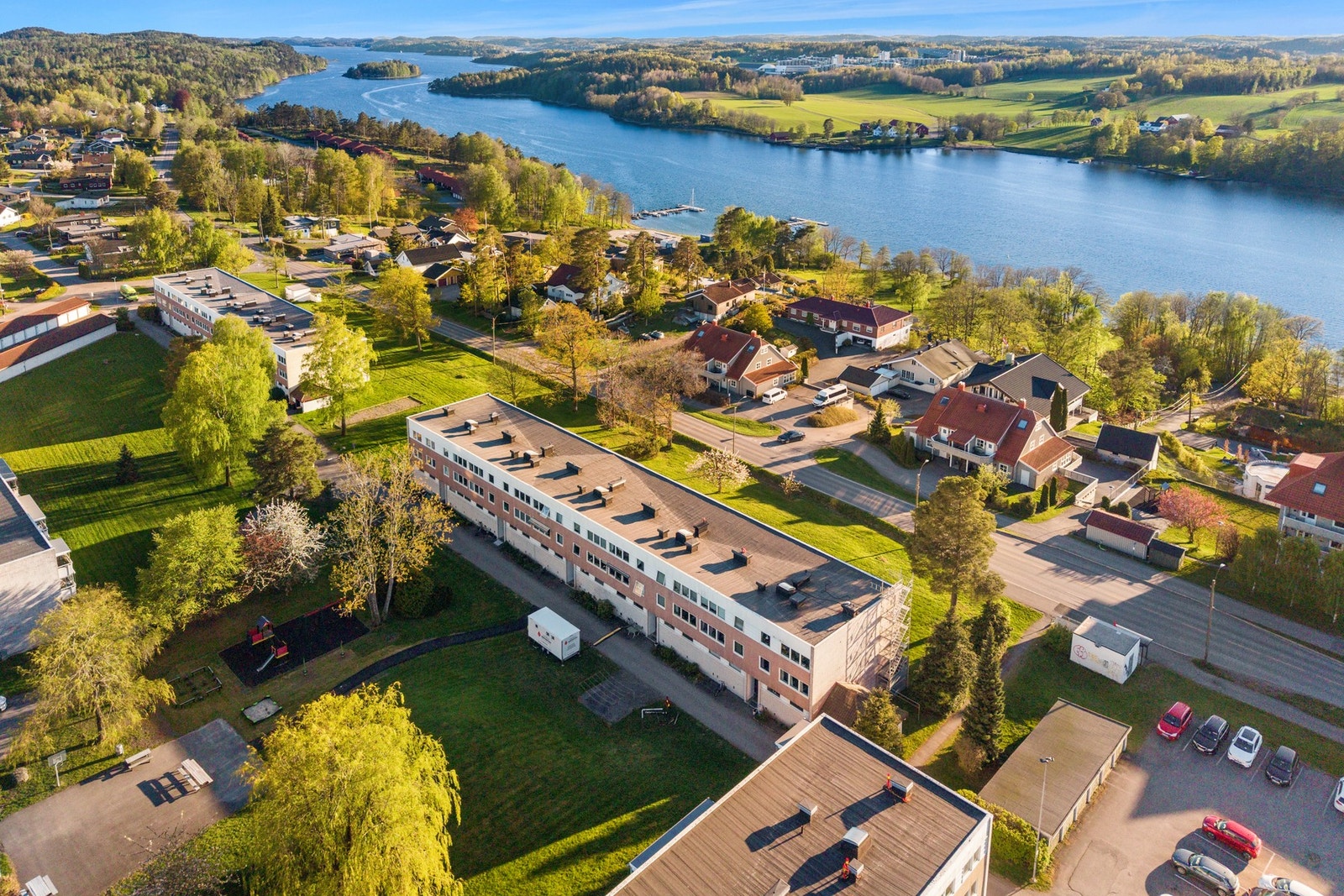 På Borgheim er også et bakeri med kafé og kommuneadministrasjon med kulturhus, samt en flott 18-hulls golfbane. Galleribilde