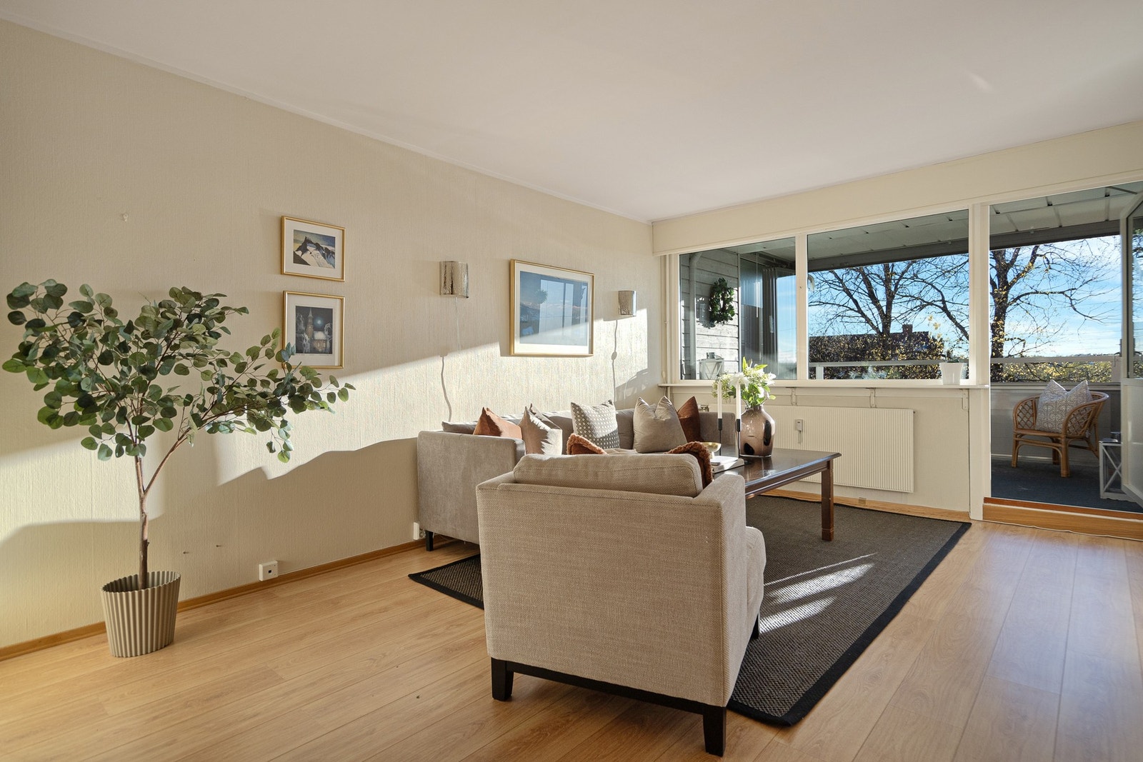 Stuen er lys og romslig med store vindusflater som slipper inn rikelig med naturlig dagslys. Galleribilde