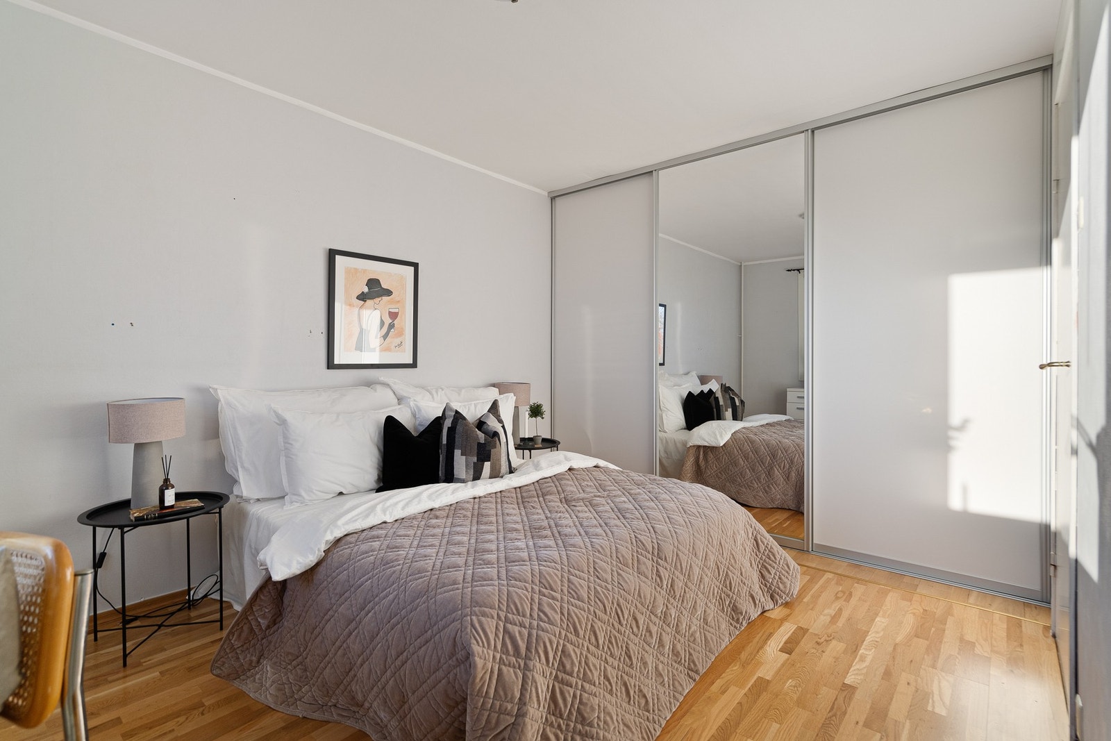 Leiligheten har to gode soverom med plass til seng, garderobeløsning og øvrig møblement etter behov. Galleribilde