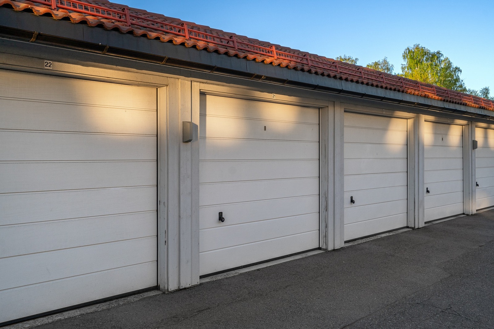 Borettslaget har ca. 50 utvendig parkeringsplasser - det betales ikke leie for disse plassene. Borettslaget har 92 garasjer som tildeles etter venteliste. Galleribilde